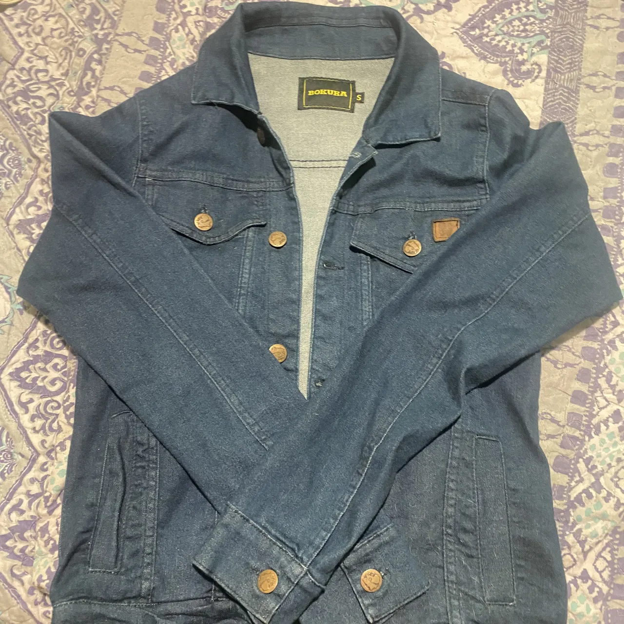 Campera de jean clásica, ideal para cualquier ocasión. Un básico que no puede faltar en tu guardarropa.Unisex elásticada talle S, Marca Bokura