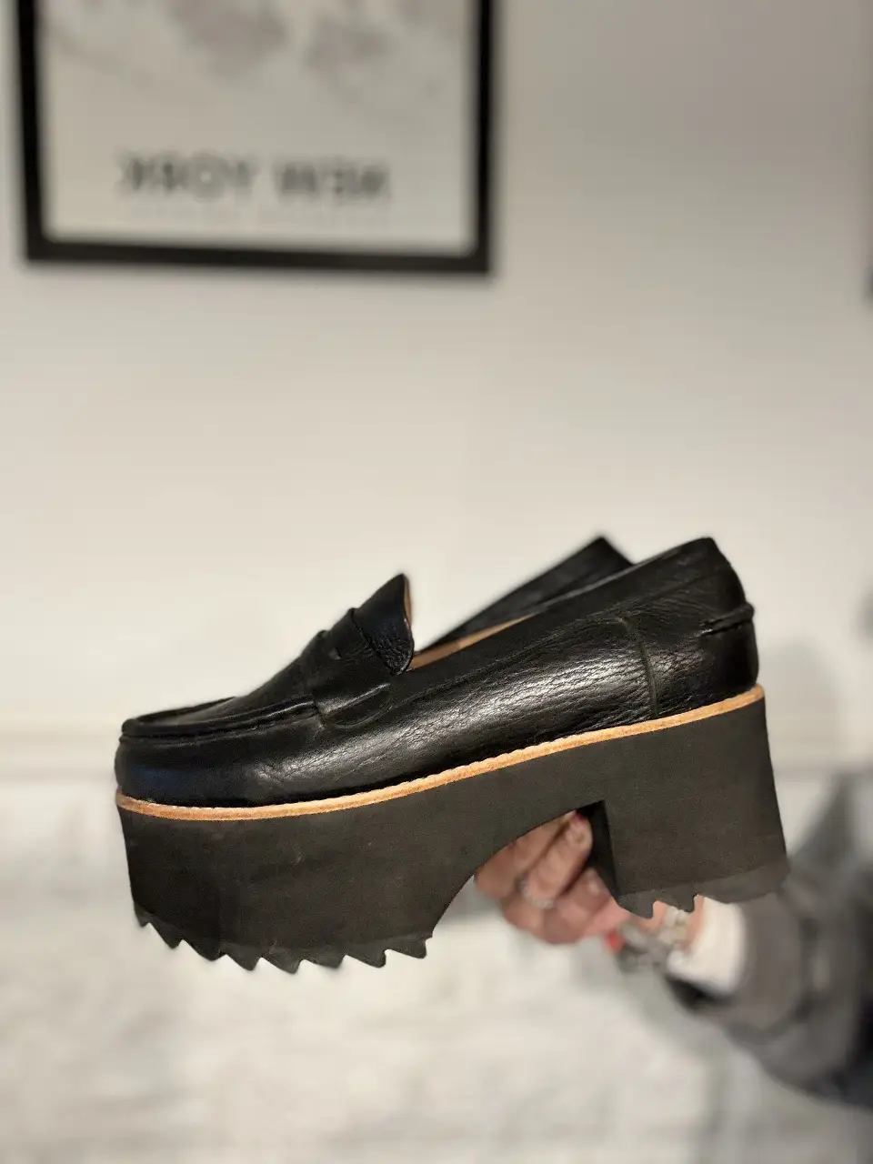 Zuecos plataforma negros con suela dentada. Estilo vintage, ideales para un look audaz y moderno. Marca Cher.
