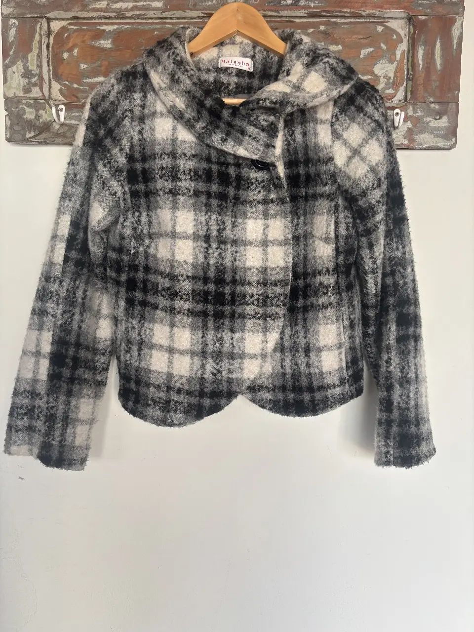 Campera tipo bomber de mujer, con diseño a cuadros en blanco y negro. Cuello solapa y un solo botón para cerrar. Marca Natasha.