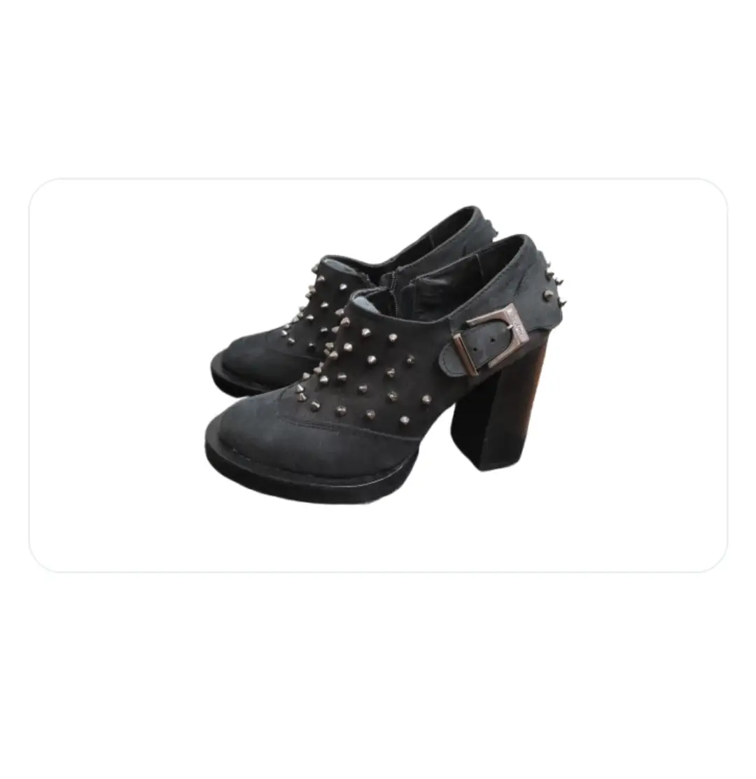 Botas Sarkany Sofia- negros con tachas y hebilla. Tienen taco ancho de 10cm aprox. plantilla interna de 24.5cm aprox. Poco uso, excelente estado