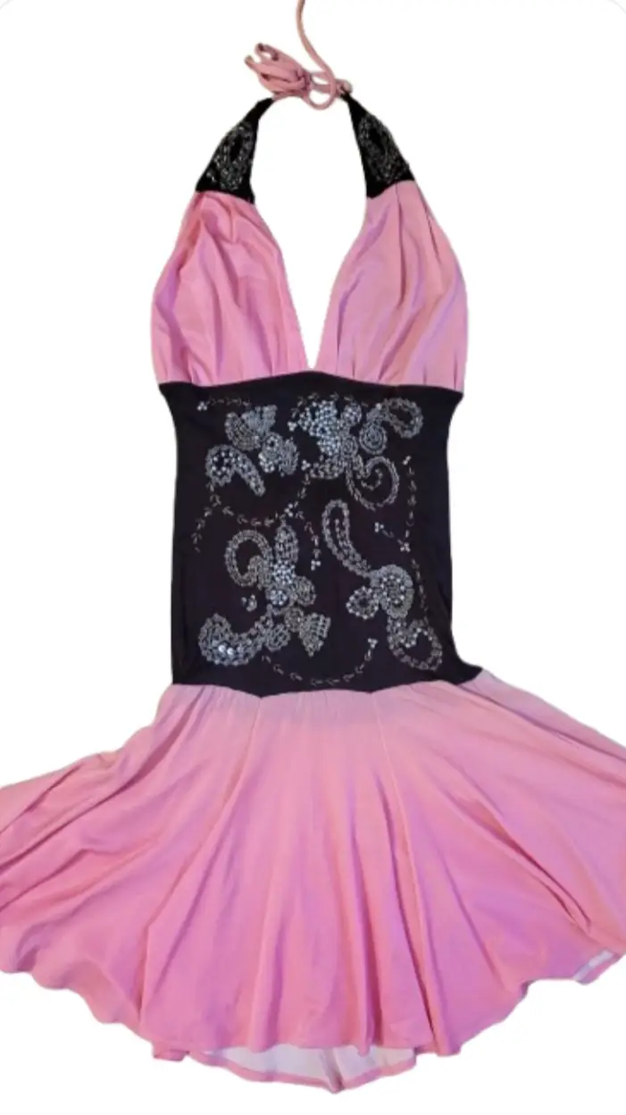 Vestido corto Natalia Antolin bordado. Ideal para fiesta. La tela se adapta al cuerpo. ancho de axila a axila 29cm aprox sin estirar. largo de 85cm aprox. Un solo uso.