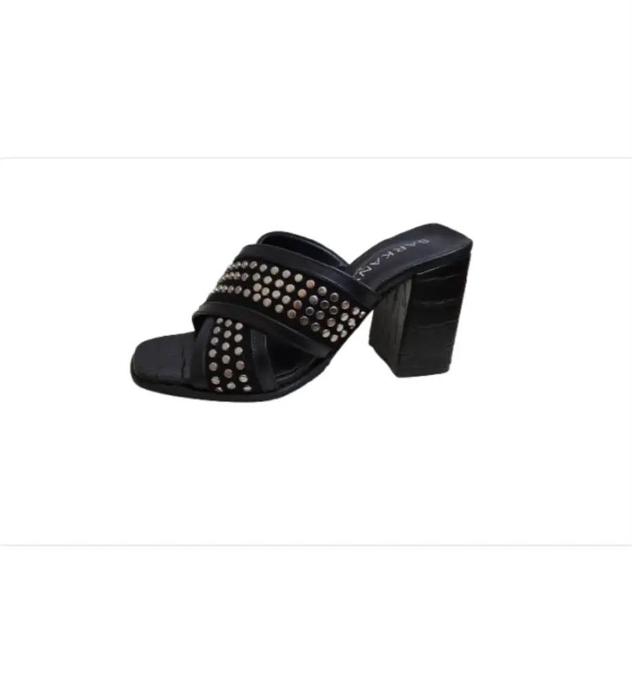 Sandalias Sarkany negras con taco alto (8cm aprox) y detalles de tachas plateadas. Plantilla interna de 24.5cm aprox. Poco uso, excelente estado.