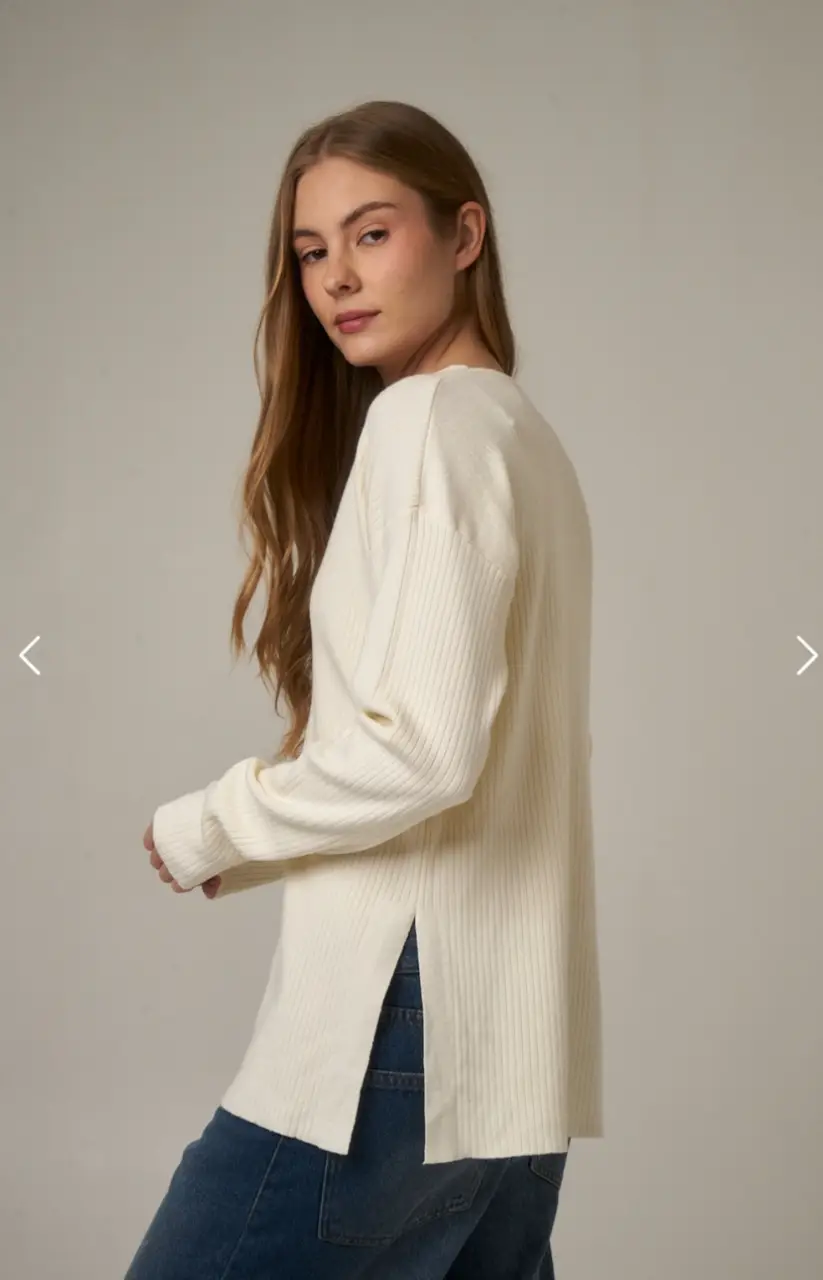 Sweater morado, con cuello en V y manga larga. Diseño con textura acanalada y aberturas laterales. Ideal para un look casual y cómodo. ancho aprox de 48cm. 