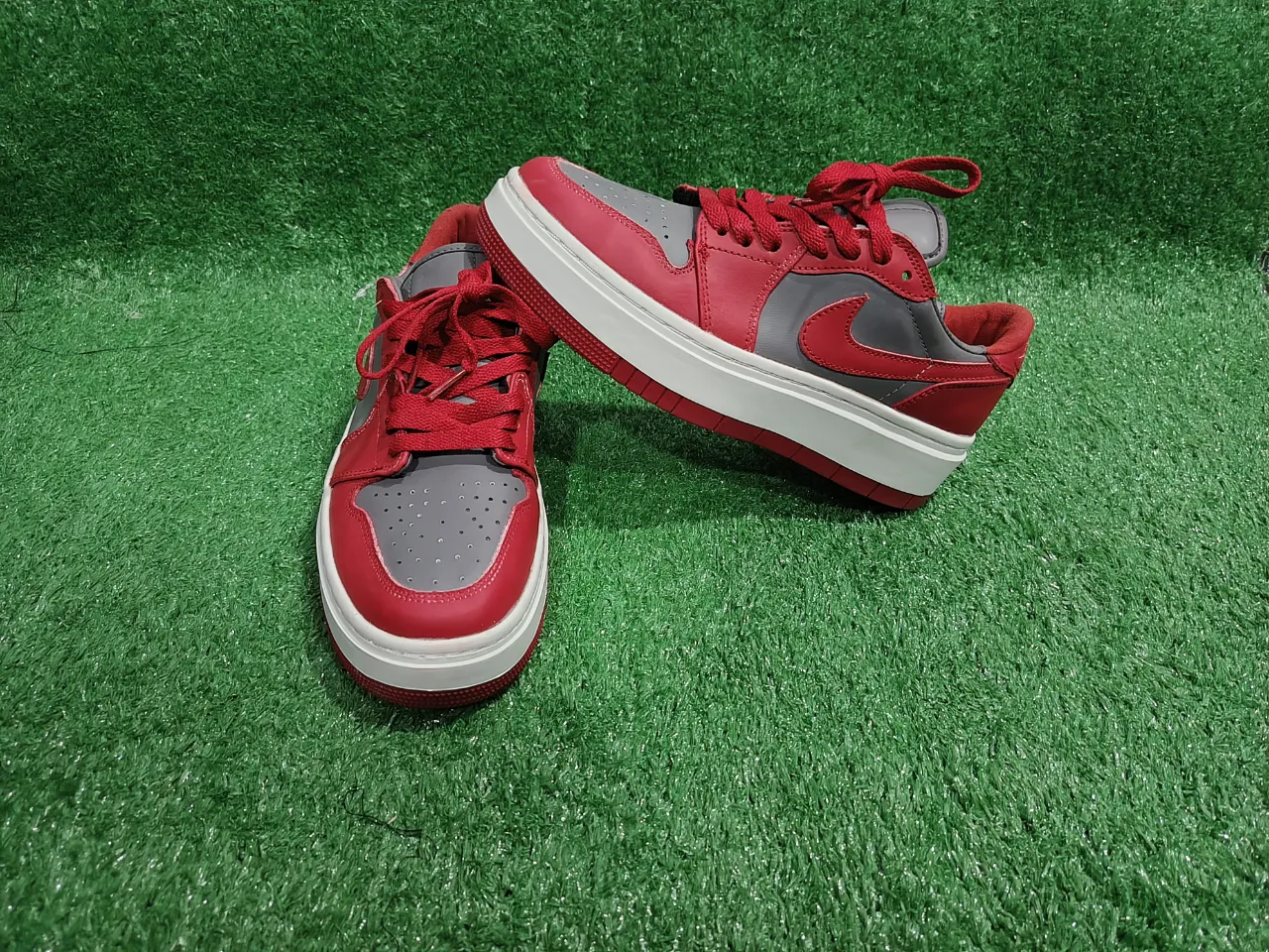 Zapatillas deportivas de hombre, estilo Jordan, en color rojo y gris. Ideales para uso casual y urbano.