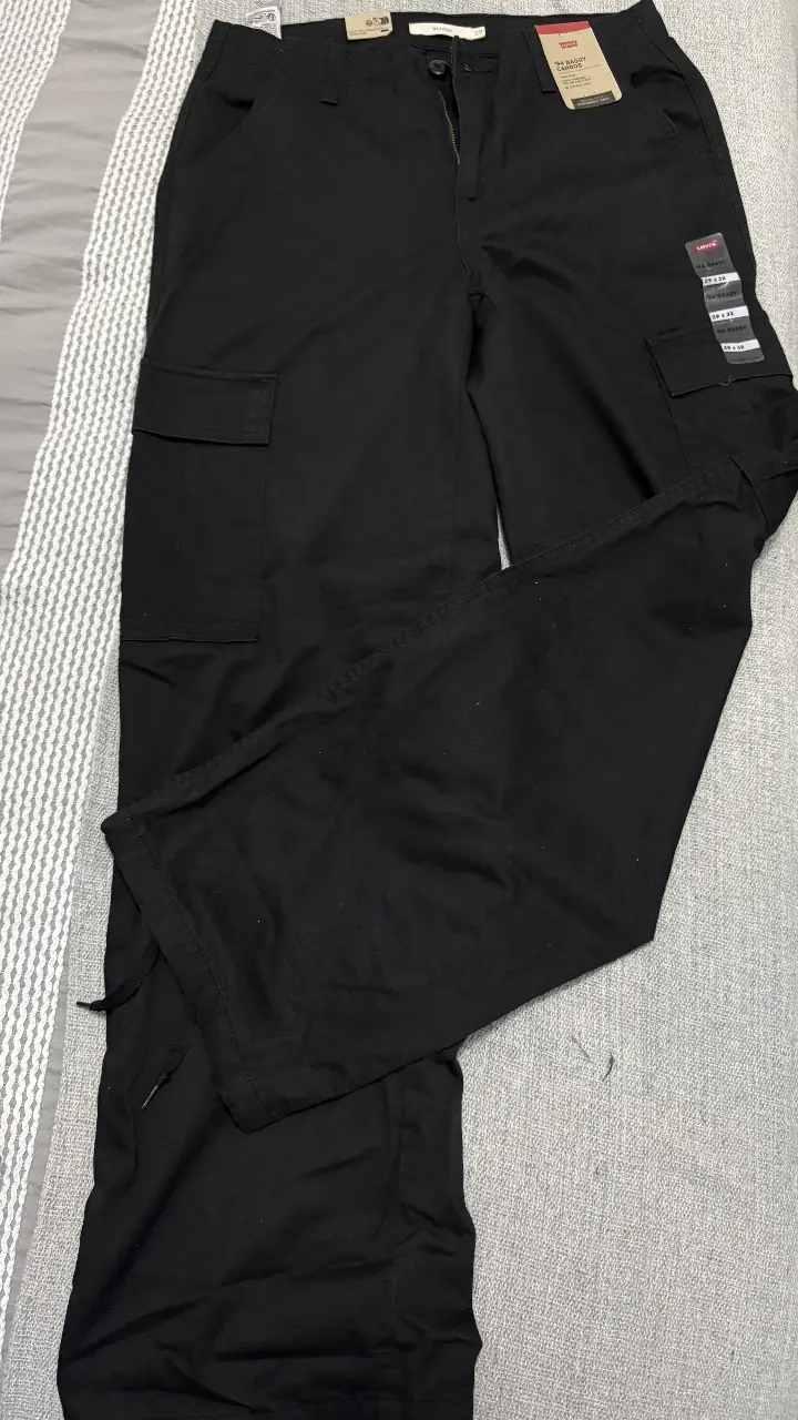 Pantalón cargo negro de hombre, modelo '94 Baggy, con múltiples bolsillos y corte holgado. Ideal para un look casual y urbano.