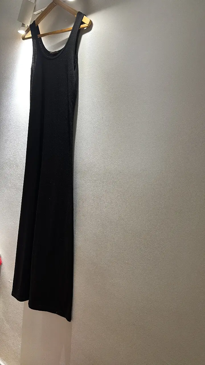 Vestido largo negro, sin mangas, ideal para un look casual o para combinar con accesorios y lograr un estilo más elegante. Perfecto para el verano.
