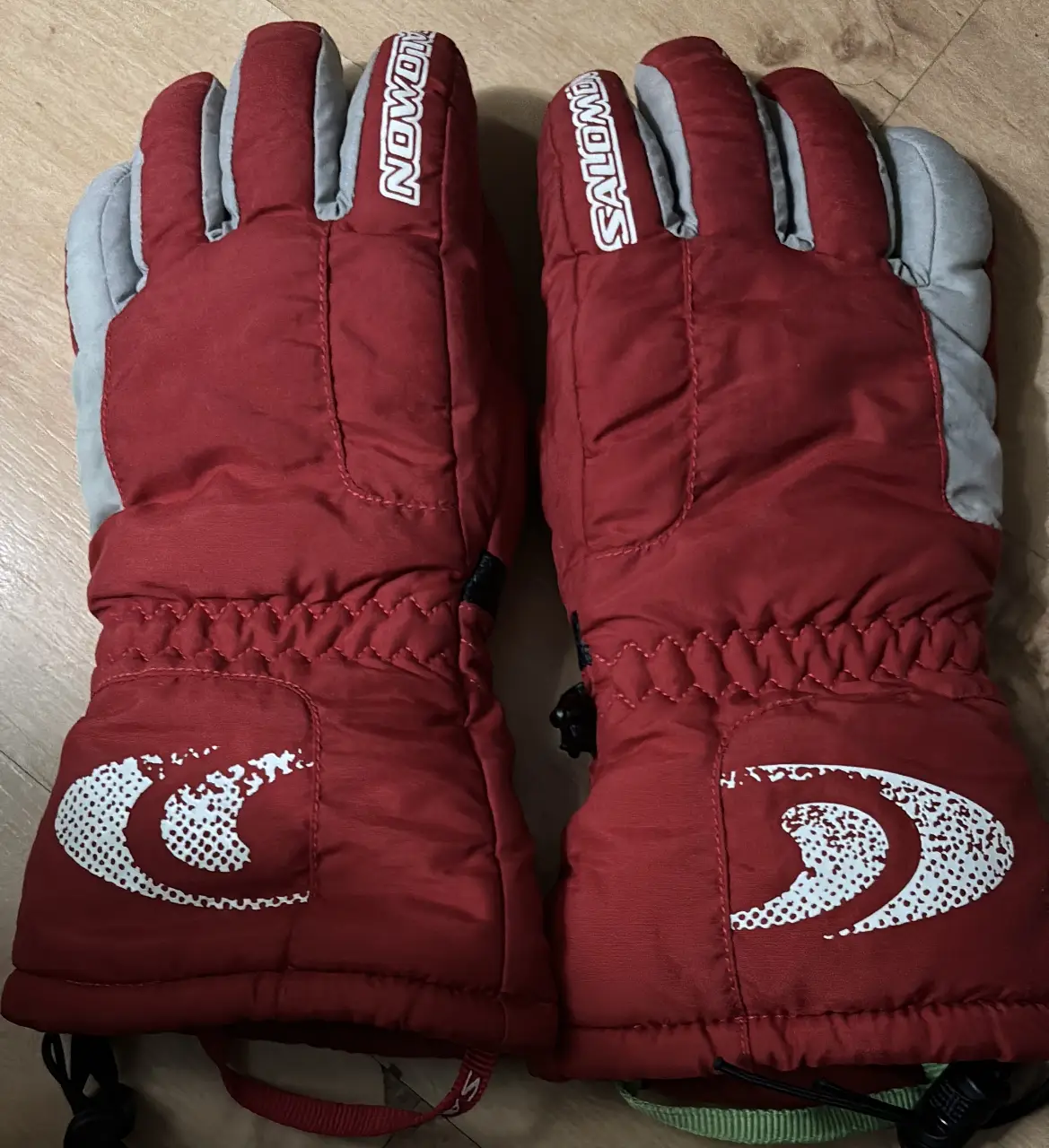 PRECIO REBAJADO! Guantes para nieve/ sky Salomon rojos con detalles en gris. Ideales para la nieve y el frío, brindan protección y comodidad. Unisex