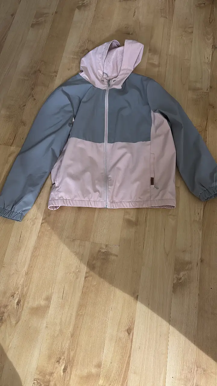 Campera  deportiva Voyager, de color gris y rosa, con capucha y cierre. Ideal para actividades al aire libre. comprada en USA