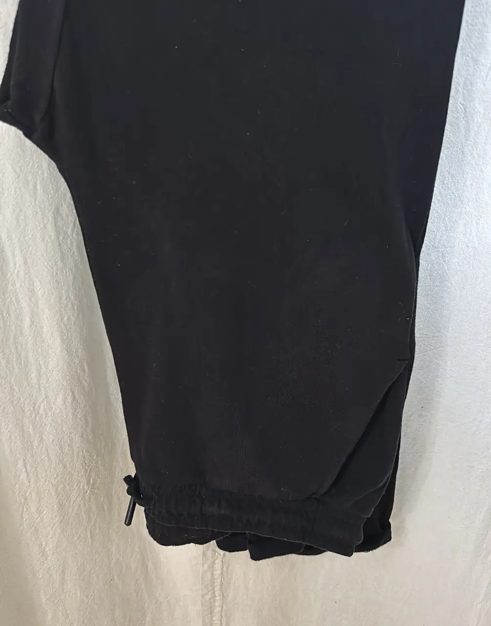 Pantalón de mujer, jogguinetta, de tela suave y cómoda, con bolsillos laterales deal para un look casual y relajado. Talle M, de la marca Beloved Woman. comprado en España