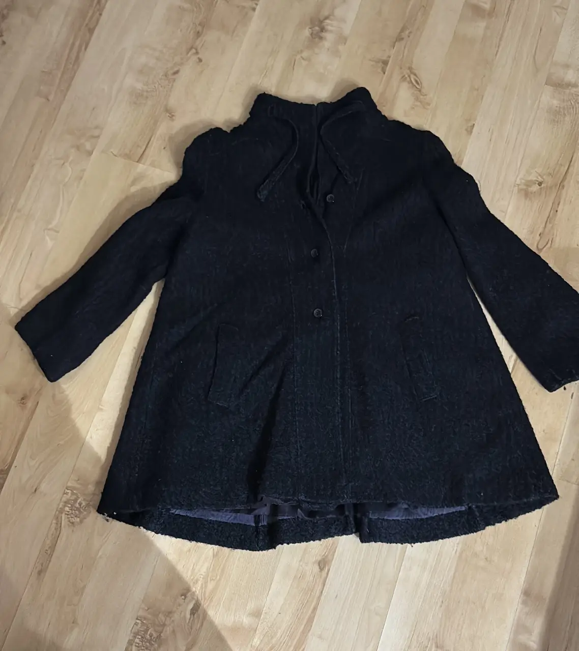 Tapado negro de paño, con cuello alto y botones. Ideal para el invierno. comprado en New York