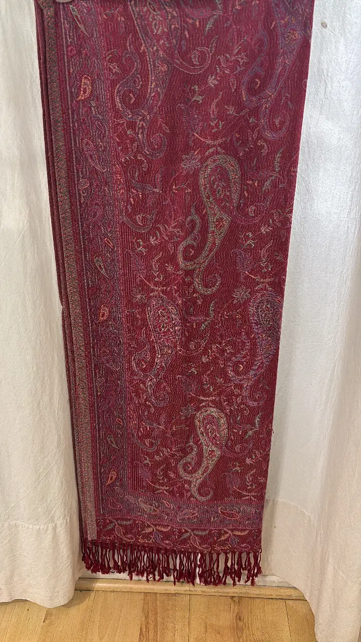 Bufanda pañoleta de diseño paisley en tono borgoña, ideal para complementar cualquier atuendo con un toque de elegancia y calidez. Perfecta para el invierno. comprada en Turquia excelente calidad.