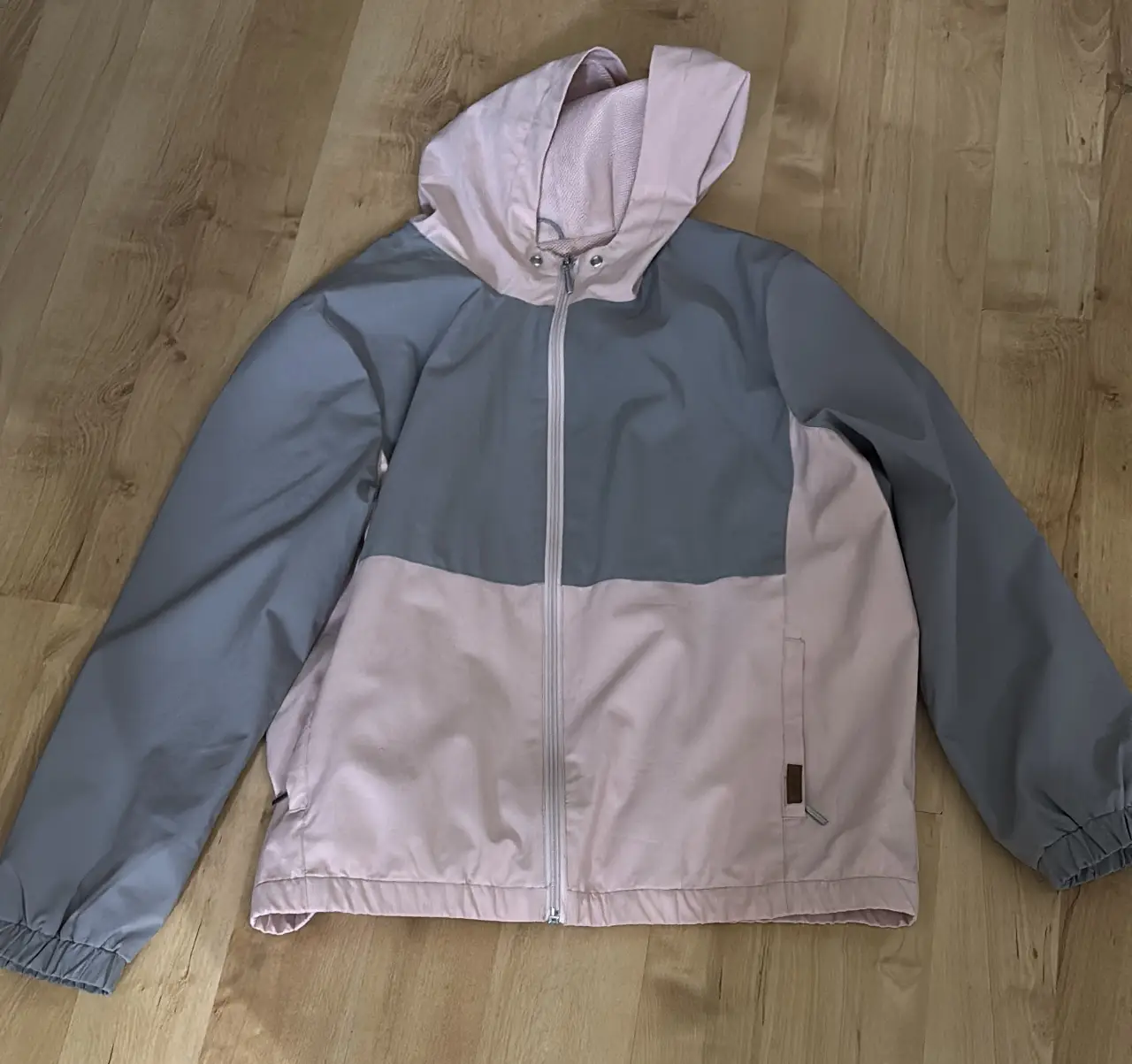 PRECIO REBAJADO! Campera Voyager, con capucha y cierre.  comprada en USA 