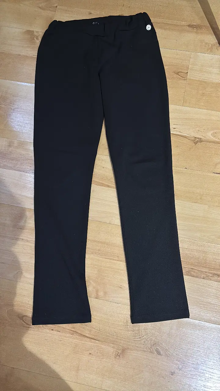 Pantalón sastrero negro de la marca XTSY, hecho en Italia de corte recto y elegante. Ideal para un look formal o de trabajo. medidas  72 cm cintura y  61 cm largo