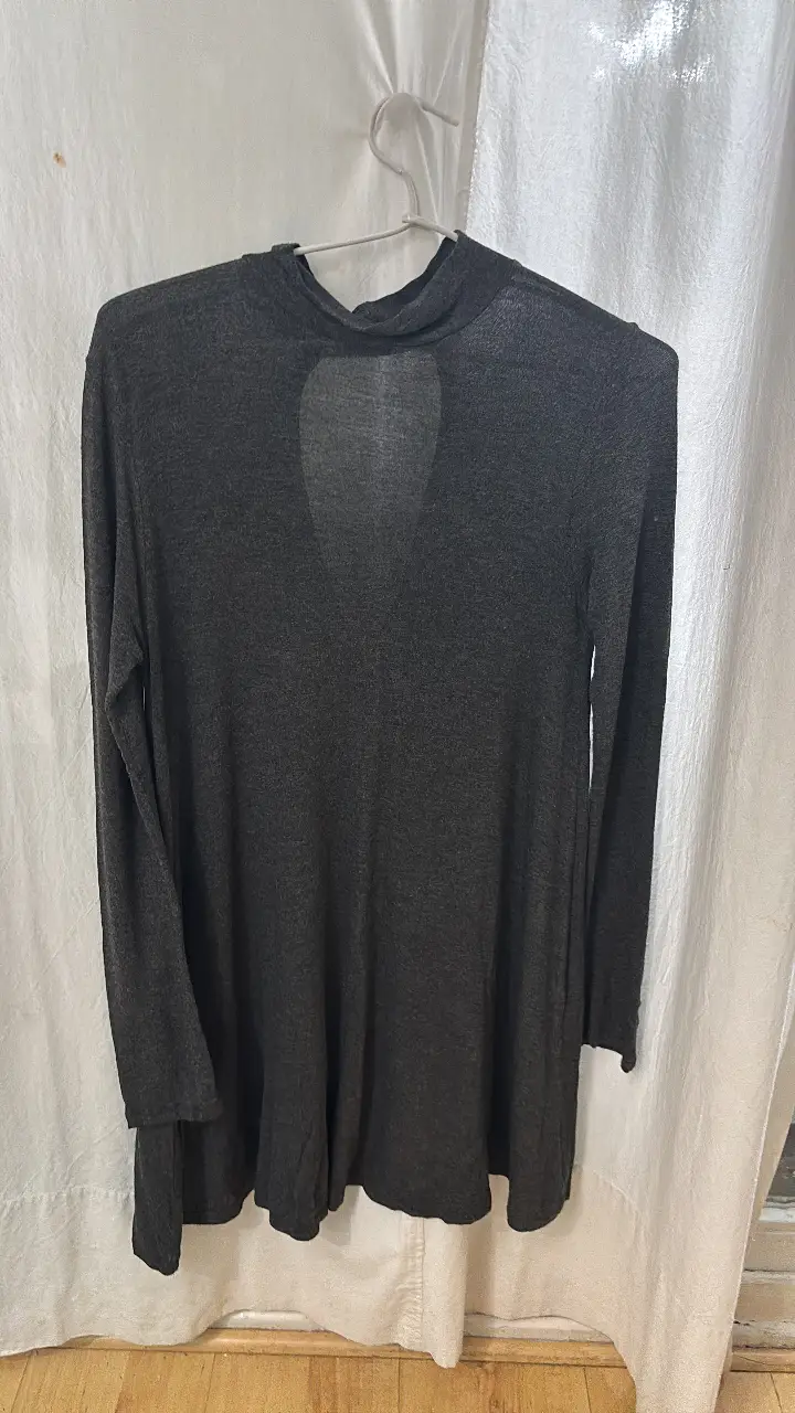 ACLARO ES UNA POLERA con mucho vuelo y de invierno, liviana, estiliza mucho! es  gris de manga larga con cuello alto y abertura circular en la espalda. ah! si te interesa hace tu oferta y combinamos el precio! 