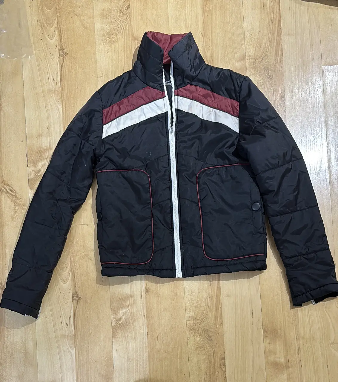Campera técnica súper liviana y abrigada / corta marca Mountain Gear negra con detalles en blanco y rojo. Ideal para el invierno, con cierre y bolsillos. marca chilena de frío para montaña