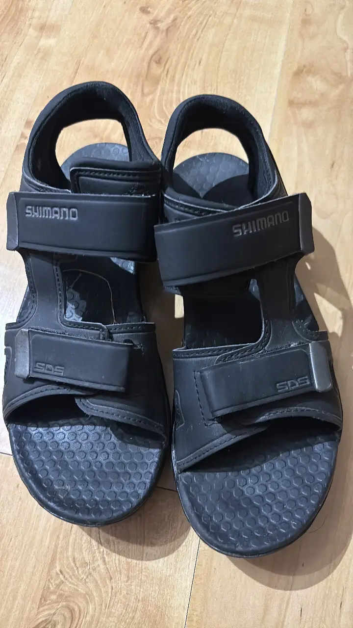 Sandalias ciclismo Shimano negras para hombre o mujer, ideales para actividades de ciclismo y uso diario. Talle 37 Arg/38 Eu, 5.2 US. UNISEX HOMBRE/MUJER.  ModeloSH-SD501 (ver especificaciones en la web)enganche con agujeros compatible SPD. suela de goma Eva.compradas en Suiza.