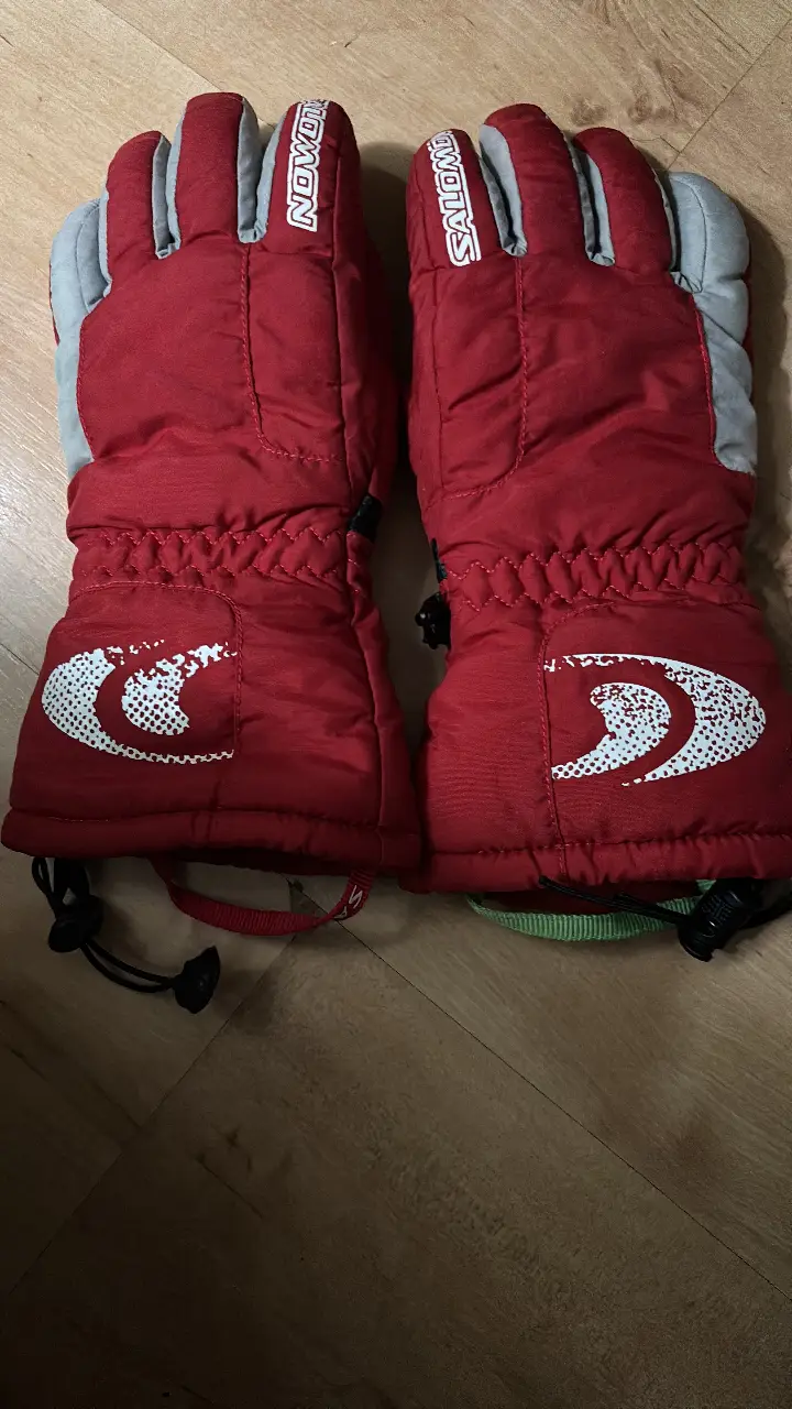 Guantes de esquí Salomon rojos con detalles en gris. Ideales para la nieve y el frío, brindan protección y comodidad. Unisex