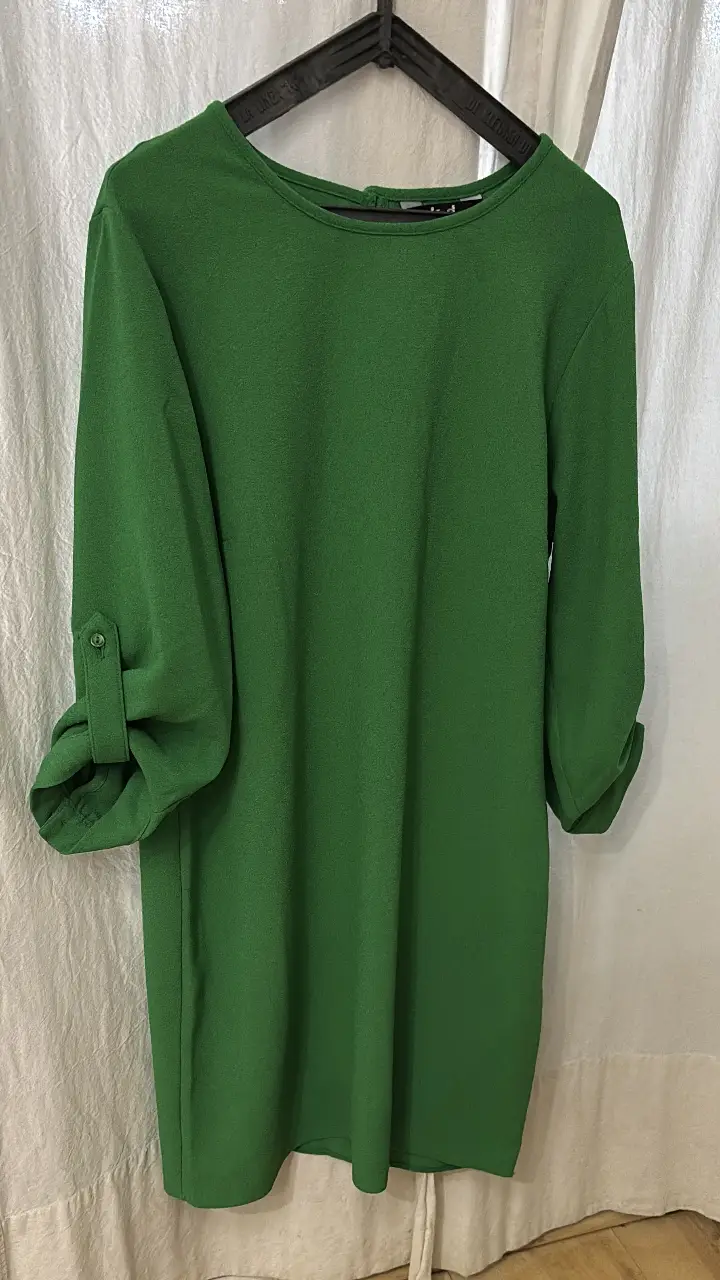 Vestido vintage verde, con mangas largas y detalle de puño con botón. Ideal para un look elegante y versátil. marca k&d London