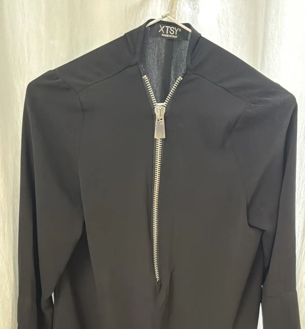 Blusa negra de manga 3/4 con cierre frontal. Marca XTSY, Made in Italy. Ideal para un look elegante y versátil.
