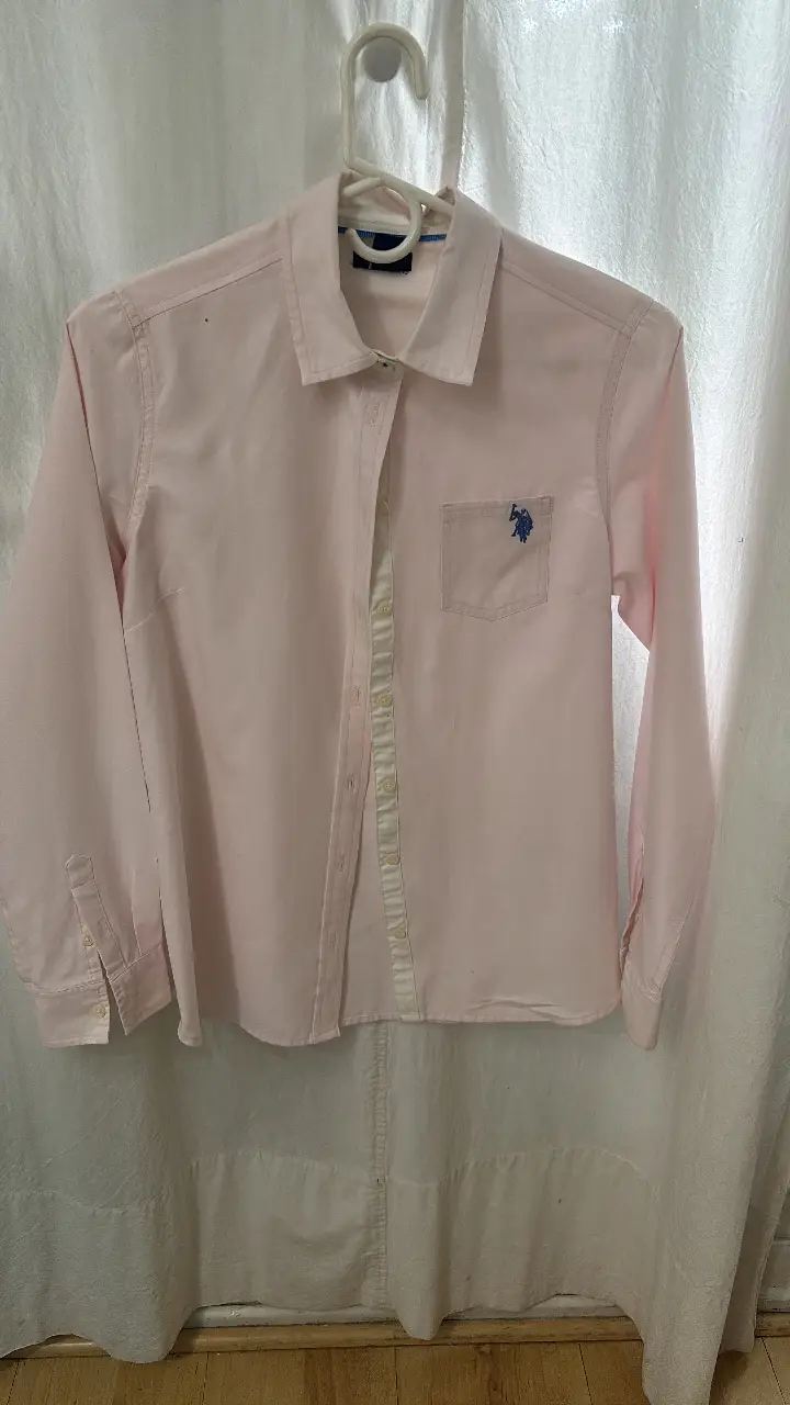 Camisa rosa de manga larga ah! si te interesa hace tu oferta y combinamos el precio! . comprada en USA. 