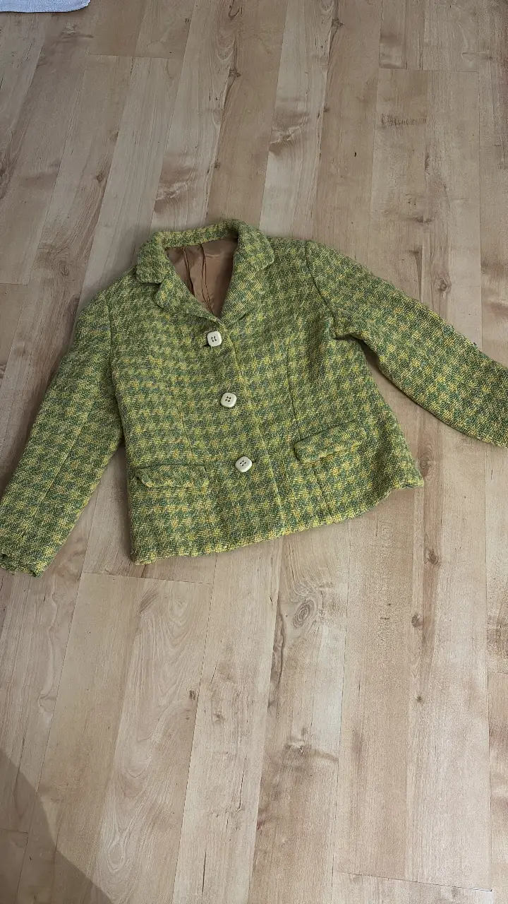 Chaqueta blazer vintage con estampado de pata de gallo en tonos verde y amarillo. Ideal para un look retro y con estilo.