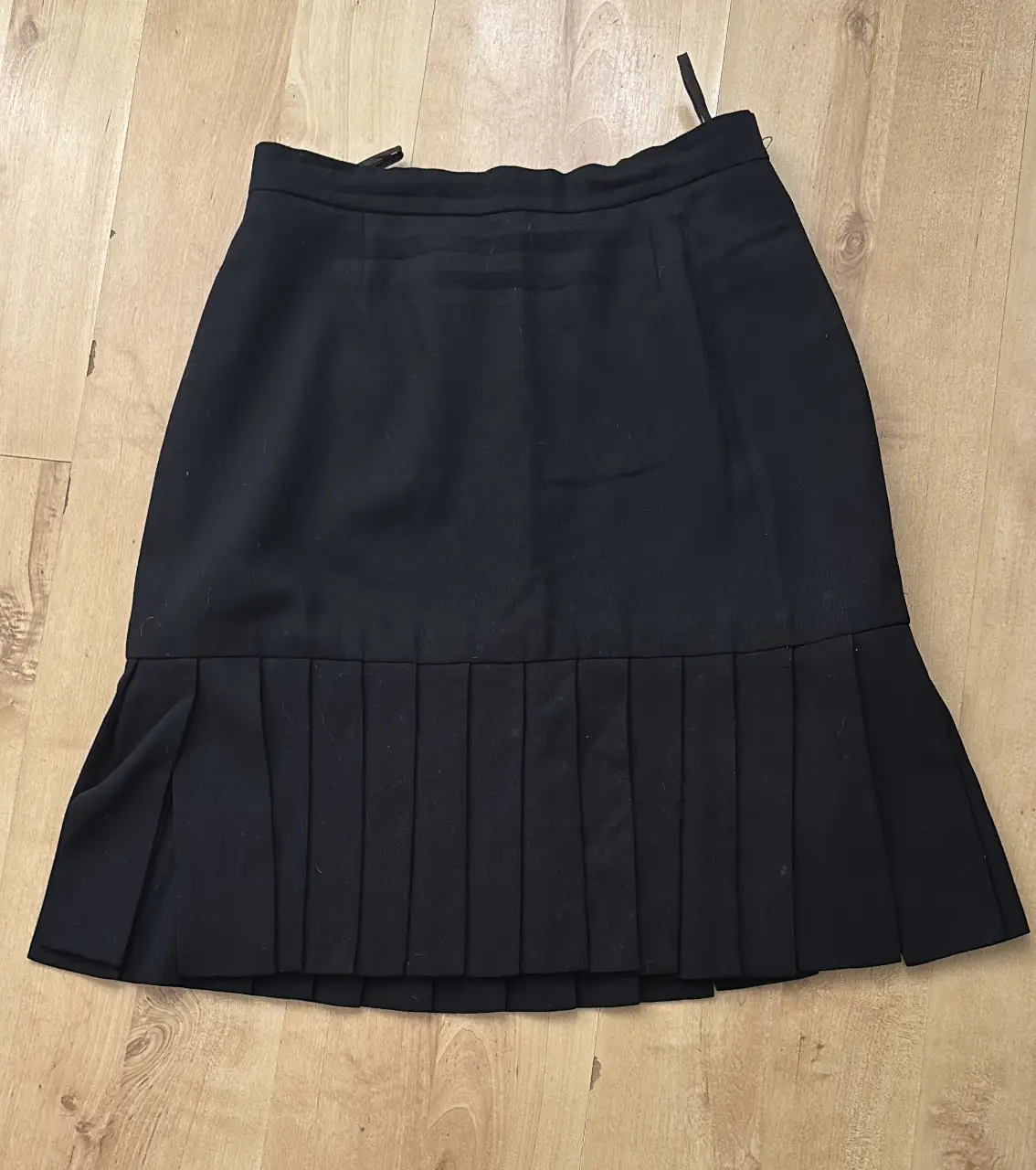 Pollera negra con detalle de tablas en el bajo, ideal para un look elegante y sofisticado. Perfecta para combinar con blusas o camisas. Medida 70 cm cintura/ Largo de 64cm