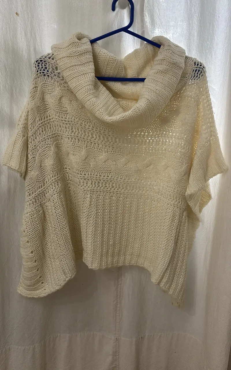 Sweater polera tejido a mano, con cuello alto y mangas cortas. Ideal para un look casual y abrigado.