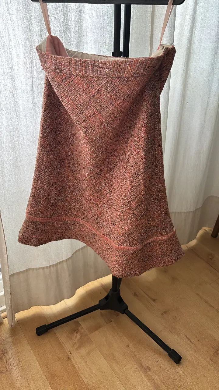 Pollera de la marca GAP, talle 4, confeccionada en Sri Lanka. Confeccionada en un tejido texturado en tonos rosados y detalles en la cintura. Ideal para un look elegante y sofisticado con cierre lateral. comprada en USA