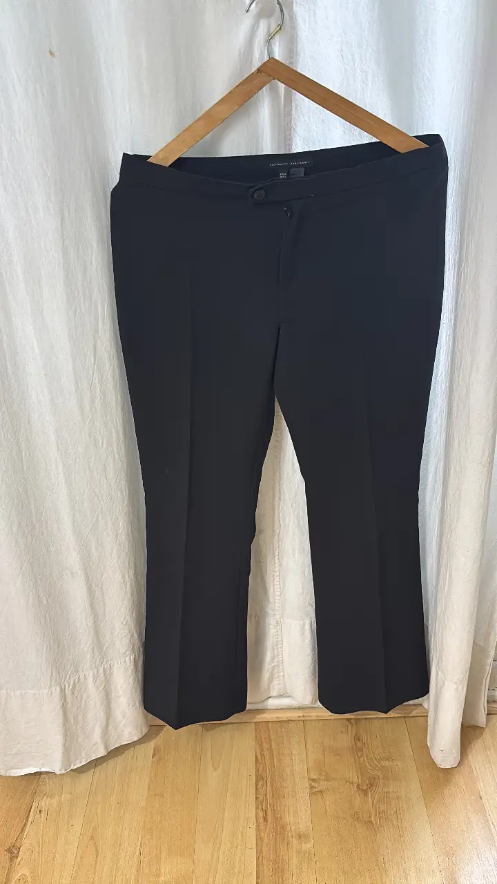 Pantalón sastrero negro de Zara Basic, ideal para un look formal o de trabajo. Talle EUR 38, USA 6, MEX 28. Perfecto para combinar con blusas o camisas.
