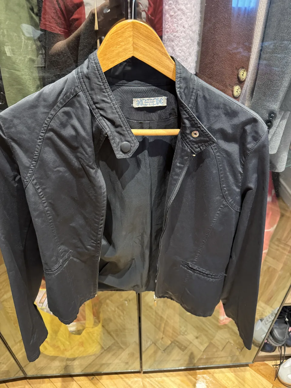 Campera biker negra de mujer, con cierre y cuello mao. Ideal para un look casual y moderno.