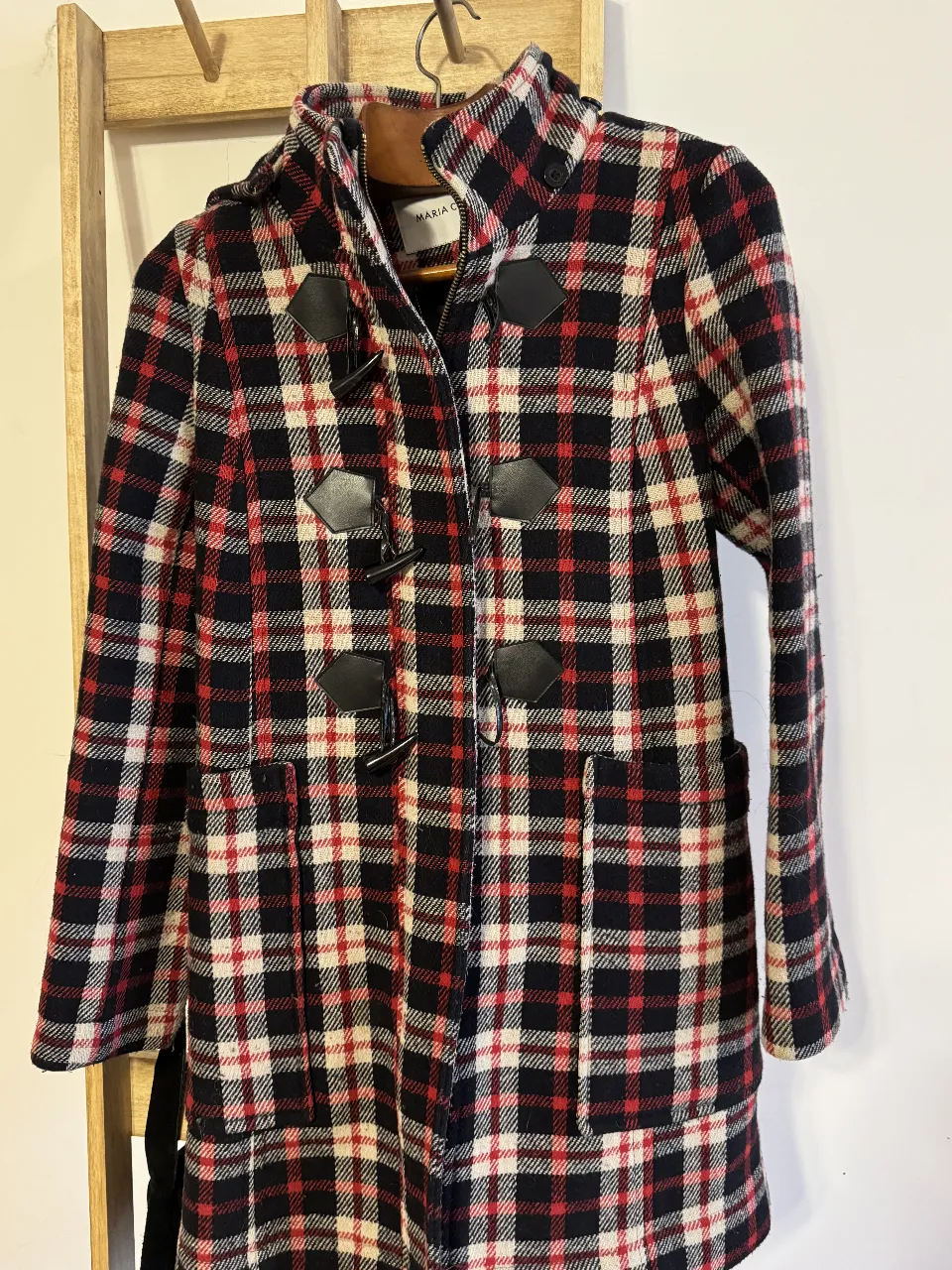 Tapado de abrigo Maria Cher a cuadros en rojo, negro y blanco, con capucha y cierre de botones. Ideal para el invierno.