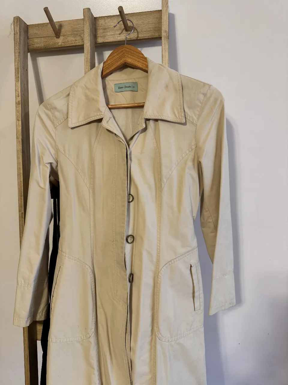 Trench coat beige de la marca Sans Doute, talle M. Ideal para un look elegante y sofisticado.