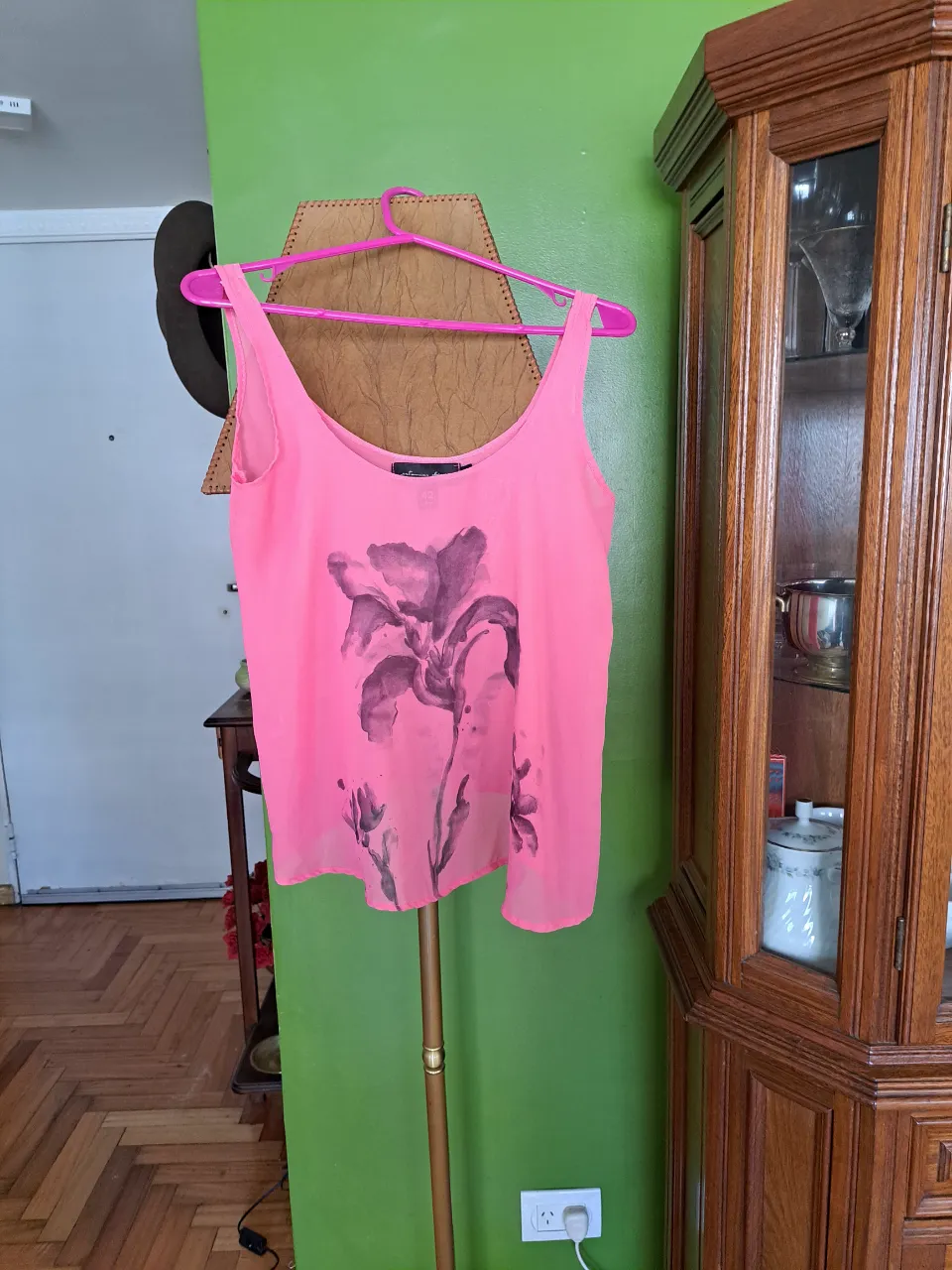 Musculosa de mujer en color rosa vibrante, con un estampado floral en tonos oscuros. Ideal para un look fresco y moderno.