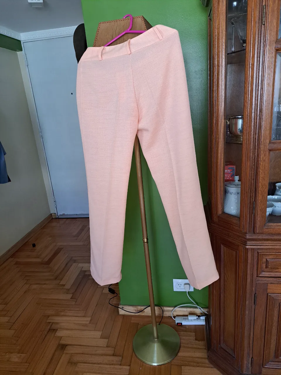 Pantalón sastrero de mujer, color rosa claro. Corte recto, ideal para un look elegante y sofisticado. Perfecto para combinar con blusas o camisas.