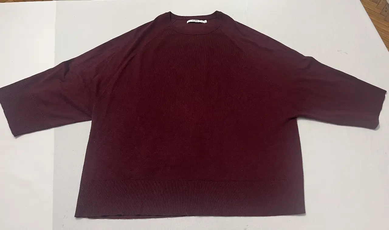 Sweater de cuello redondo color borgoña, manga 3/4. Ideal para un look casual y cómodo.