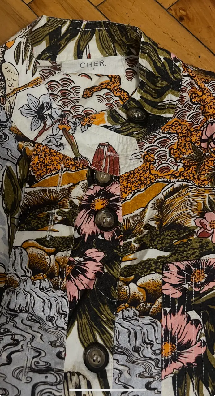 Mono largo estampado con motivos florales y detalles de diseño oriental. Ideal para un look fresco y con estilo.