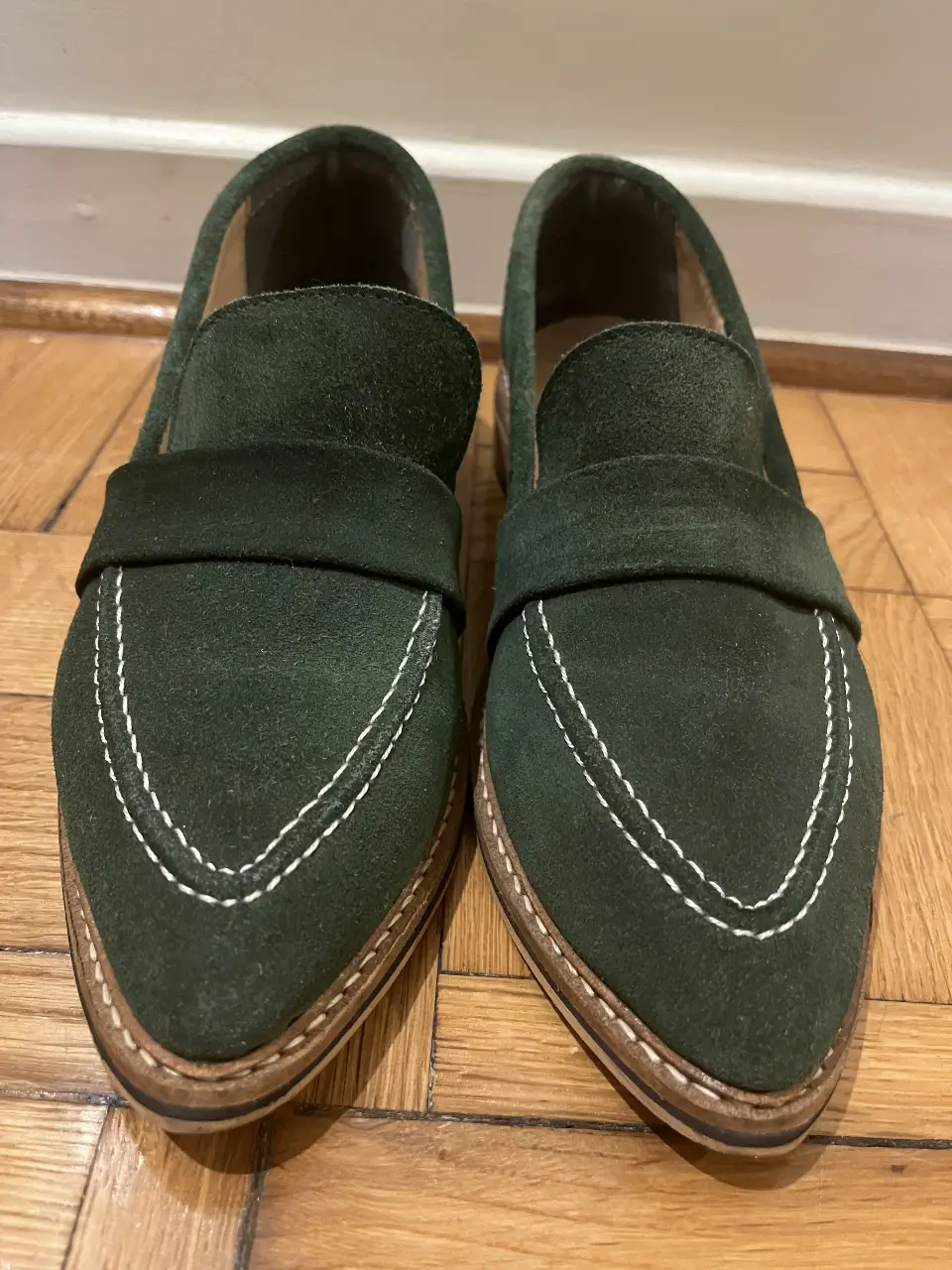 Mocasines de gamuza verde oscuro con detalles de costura en blanco y suela de madera. Ideales para un look casual y elegante. talle 37/38