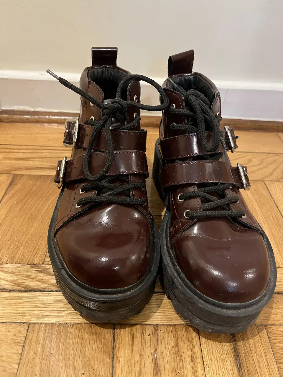 Botines borcegos de cuero  color bordó con hebillas plateadas y cordones negros. Plataforma gruesa.