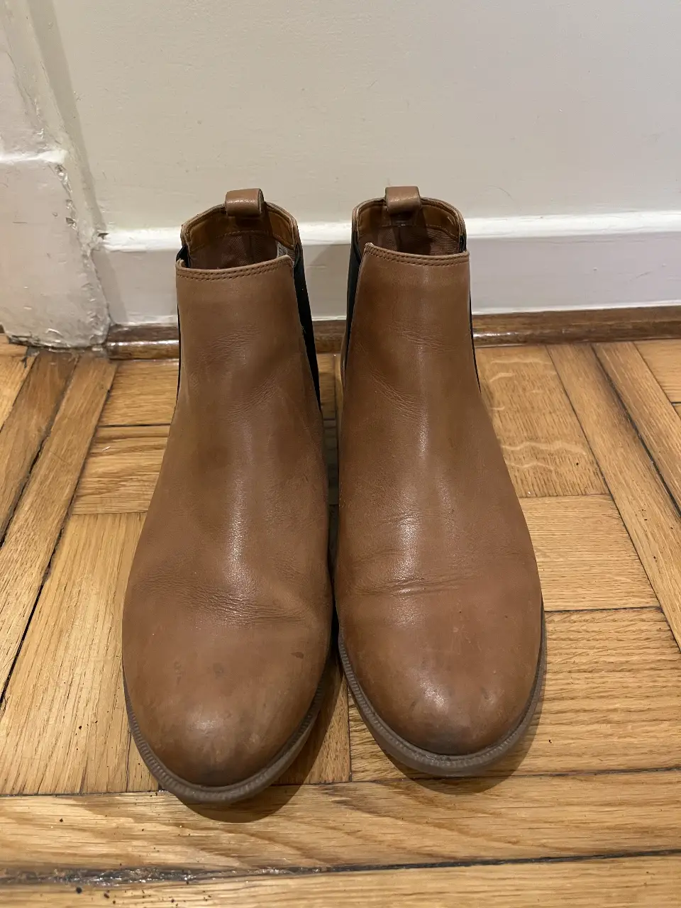 Botines de cuero marrón claro, estilo Chelsea, ideales para un look casual y cómodo. Perfectos para el día a día.