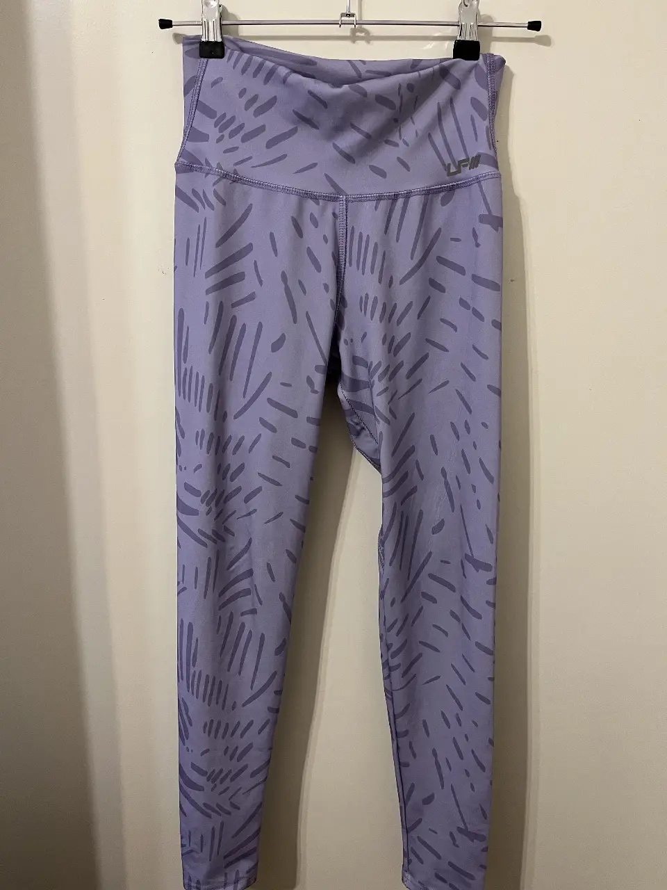 Calza deportiva de mujer, color lila con estampado. Ideales para entrenar o actividades físicas. Talle S