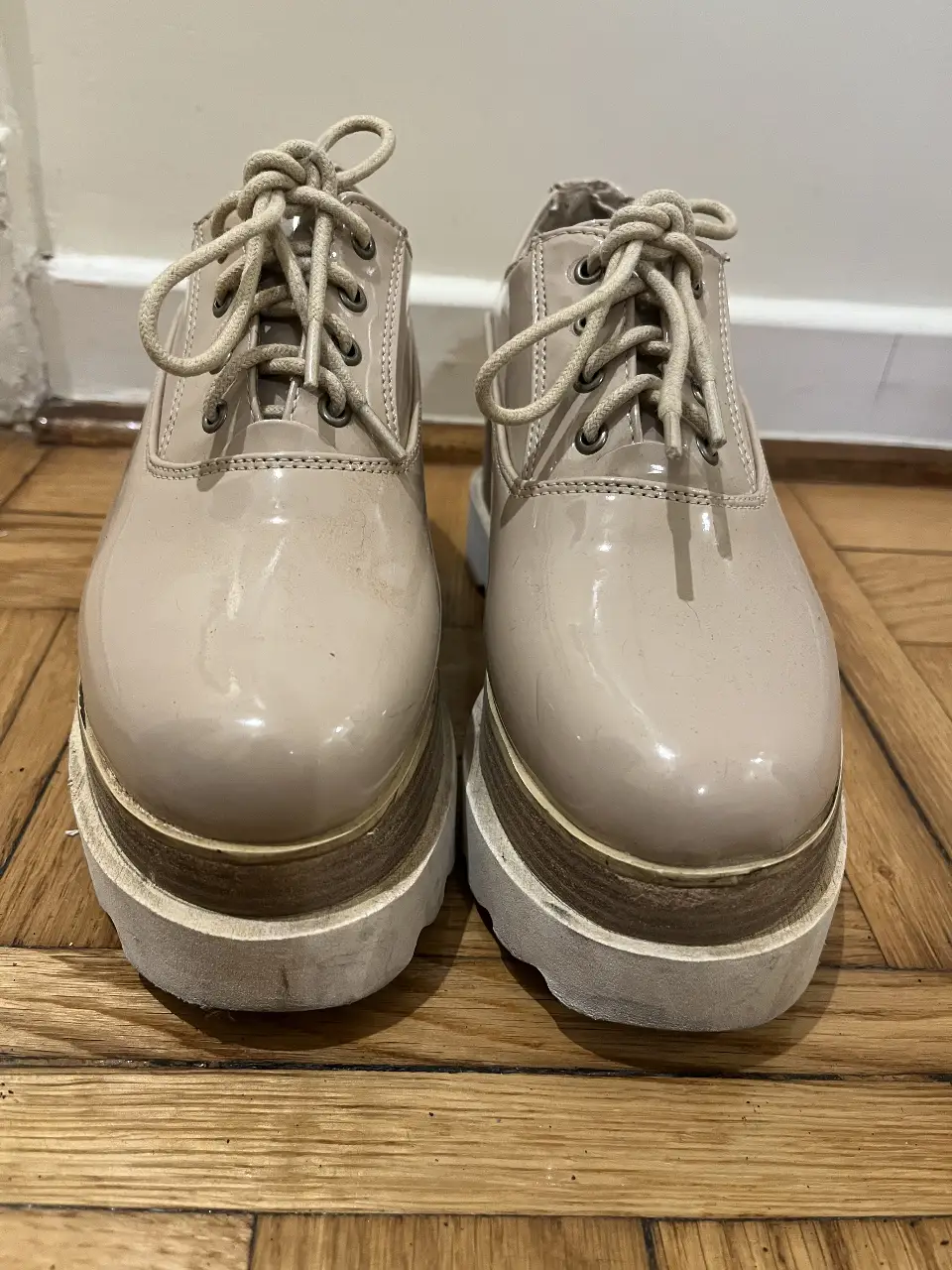 Zapatos tipo Oxford con plataforma, color crudo, con cordones. Talle 35/36