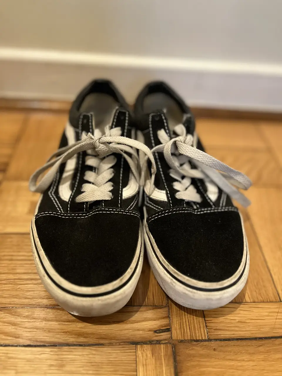 Zapatillas Vans Old Skool negras con la icónica franja blanca. Clásicas y versátiles, ideales para un look urbano y cómodo.