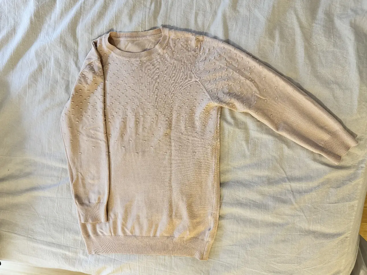 Sweater largo de punto con textura de burbujas en la parte delantera y mangas. Ideal para un look casual y cómodo.