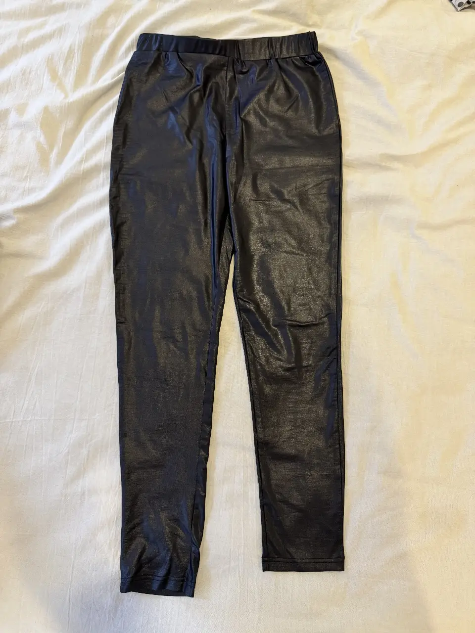 Pantalón de vestir negro tipo calza, símil cuero, de la marca B-H by Indian. Talle S. Ideal para un look elegante y moderno. 