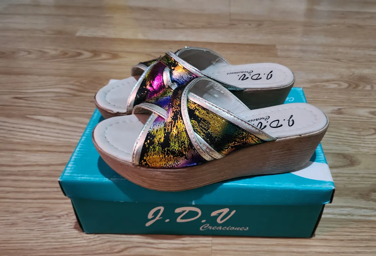 Sandalias de plataforma con tiras cruzadas y un diseño vibrante y metalizado. 
longitud de pie: 24cm ; taco: 6cm