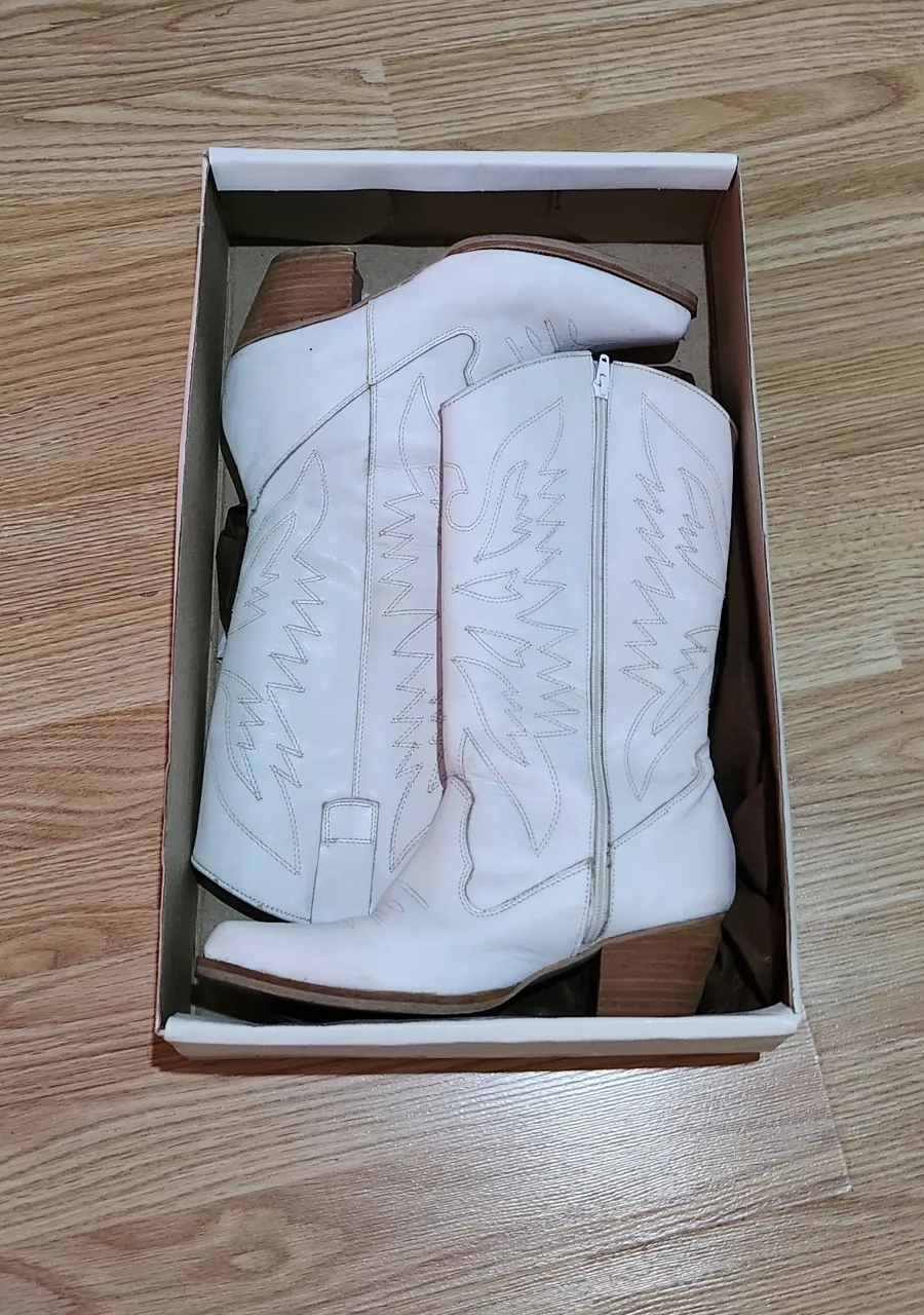 Botas de caña alta estilo western, color blanco tiza, con detalles bordados y cierre lateral. taco: 6cm ;  longitud de pie: 24cm