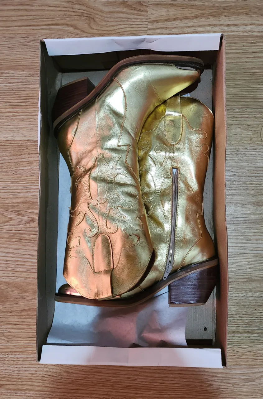 Botas texanas doradas con cierre lateral.  tiene un solo uso
taco: 7cm; longitud de pie : 24cm 