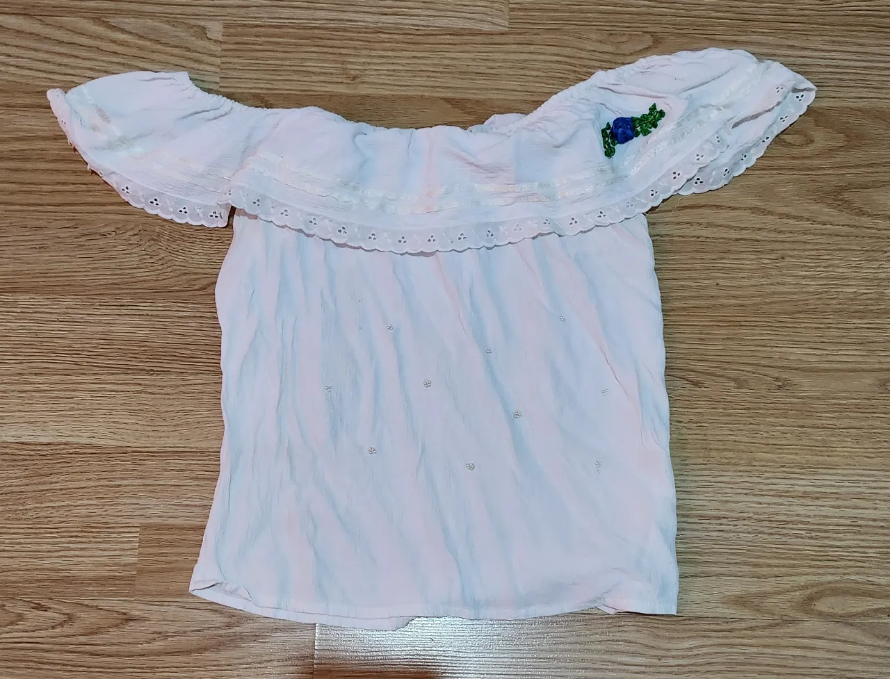 Blusa blanca de hombros descubiertos con detalle de flor azul y hojas verdes bordada en la parte superior. 
sisa: 35cm y  40 cm de largo