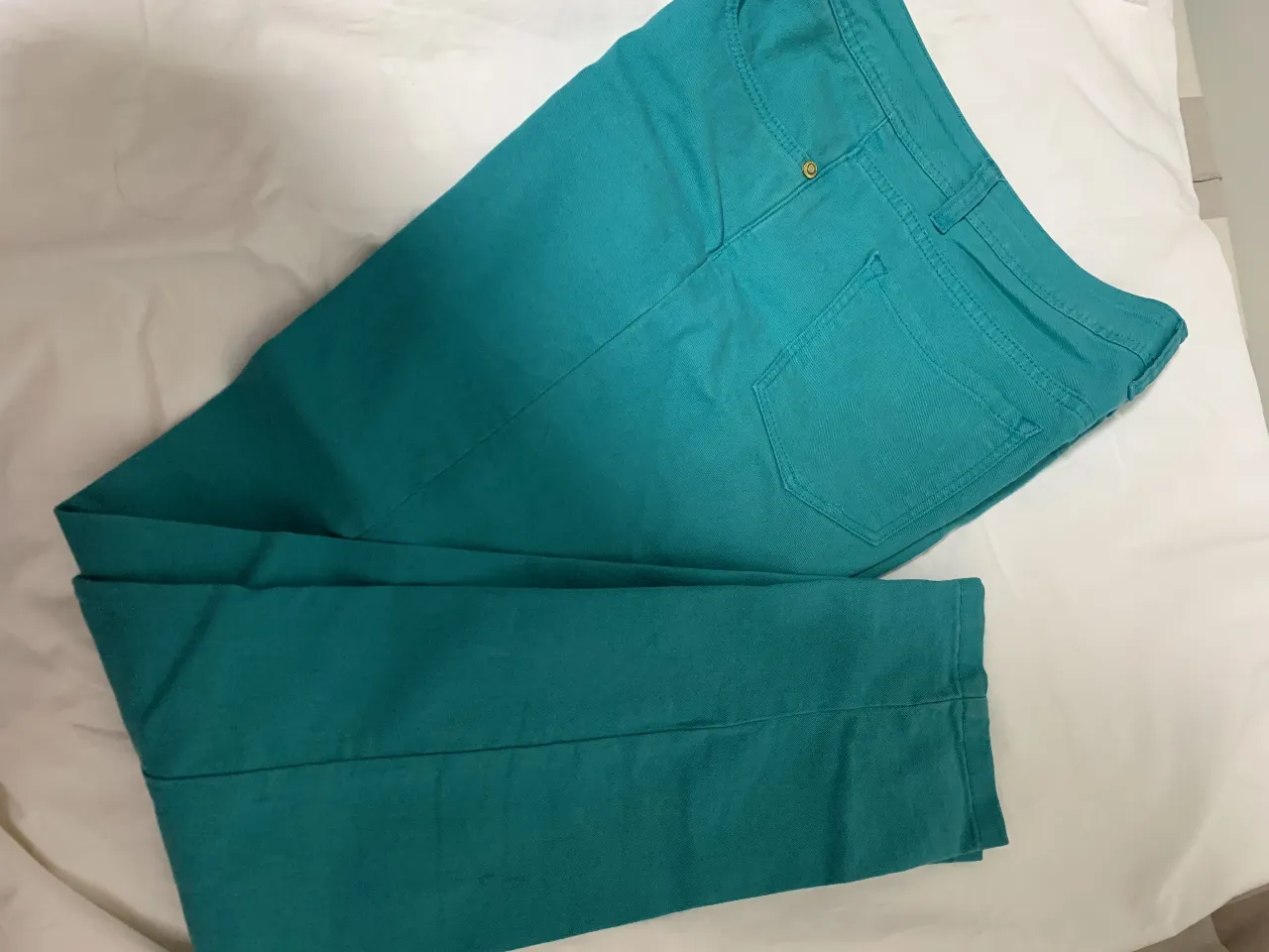 Pantalón chino de mujer, color verde turquesa. Corte recto, ideal para un look casual y moderno.