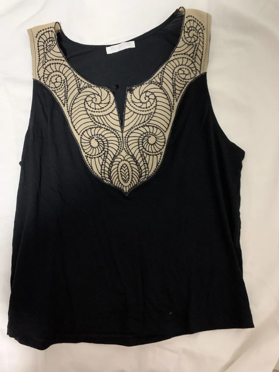 Musculosa i
portada Francia egra con detalle bordado en color crudo en el escote. Ideal para un look casual y fresco.
marca Promod 